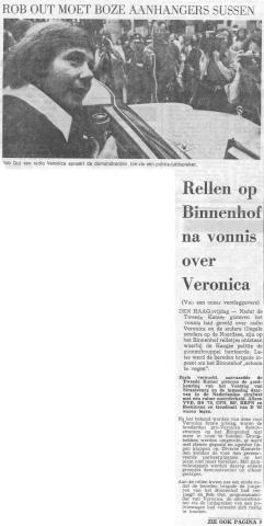 19730629_Rob_Out_sust_boze_aanhangers_binnenhof.jpg