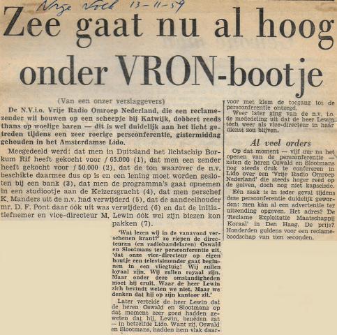 19591113 Vrije Volk Zee gaat nu al hoog onder VRON bootje