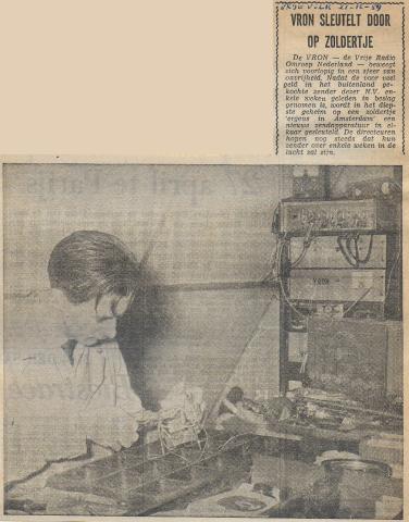19591219 vrije volkVRON sleutelt door op zoldertje.jpg